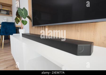 SoundBar in una casa moderna. Ascoltare musica in salotto e guardare film Foto Stock