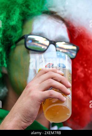 Lipsia, Germania. 24 giugno 2024. I tifosi italiani che indossano il viso e una parrucca tricolore bevono birra prima del calcio d'inizio durante la partita dei Campionati europei UEFA allo Stadio di Lipsia. Il credito per immagini dovrebbe essere: Jonathan Moscrop/Sportimage Credit: Sportimage Ltd/Alamy Live News Foto Stock