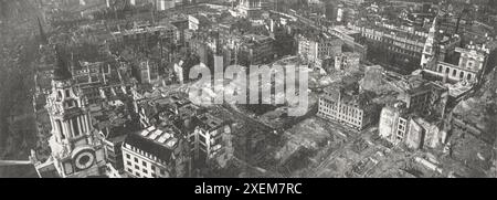 Danni da bombe Blitz della città di Londra. Paternoster Square vista dalla cupola di San Paolo con Ludgate Hill sulla sinistra. Foto Stock