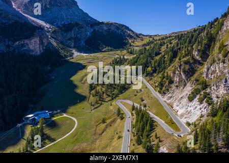 Strada di montagna, serpentina. Incredibile paesaggio delle Dolomiti. Su per la montagna nelle Alpi italiane Foto Stock