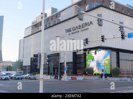 Abu Dhabi, Emirati Arabi Uniti - 11 gennaio 2024: Vista a livello della strada del Galleria Mall al Maryah Islan ad Abu Dhabi. Foto Stock