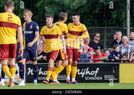 Deurningen, Paesi Bassi. 28 giugno 2024. DEURNINGEN, PAESI BASSI - GIUGNO 28: I giocatori del Motherwell FC celebrano il gol durante l'amichevole pre-stagione tra FC Twente e Motherwell FC allo Sportpark Hoge Vonder il 28 giugno 2024 a Deurningen, Paesi Bassi. (Foto di Broer van den Boom/Orange Pictures) credito: Orange Pics BV/Alamy Live News Foto Stock