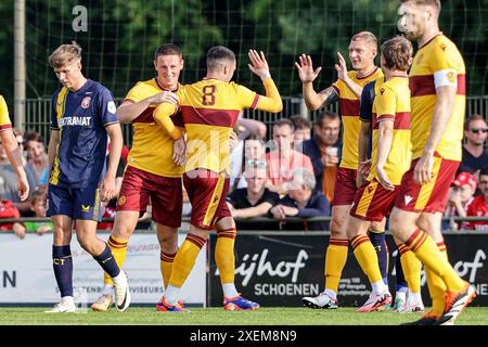 Deurningen, Paesi Bassi. 28 giugno 2024. DEURNINGEN, PAESI BASSI - GIUGNO 28: I giocatori del Motherwell FC celebrano il gol durante l'amichevole pre-stagione tra FC Twente e Motherwell FC allo Sportpark Hoge Vonder il 28 giugno 2024 a Deurningen, Paesi Bassi. (Foto di Broer van den Boom/Orange Pictures) credito: Orange Pics BV/Alamy Live News Foto Stock