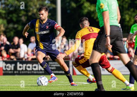 Deurningen, Paesi Bassi. 28 giugno 2024. DEURNINGEN, PAESI BASSI - GIUGNO 28: Robin Propper del FC Twente dribbles durante l'amichevole pre-stagione tra FC Twente e Motherwell FC allo Sportpark Hoge Vonder il 28 giugno 2024 a Deurningen, Paesi Bassi. (Foto di Broer van den Boom/Orange Pictures) credito: Orange Pics BV/Alamy Live News Foto Stock