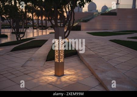 Abu Dhabi, Emirati Arabi Uniti - 14 gennaio 2024: Vista serale da Wahat al Karama o Oasi di dignità. parco con luce moderna nel territorio Foto Stock