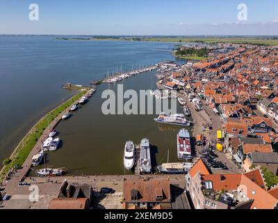 Foto aerea della città olandese di Volendam con un piccolo porto situato al Markermeer nei Paesi Bassi. Foto Stock