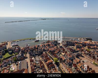 Foto aerea della città olandese di Volendam con un piccolo porto situato al Markermeer nei Paesi Bassi. Foto Stock