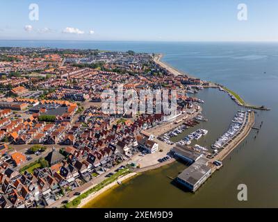 Foto aerea della città olandese di Volendam con un piccolo porto situato al Markermeer nei Paesi Bassi. Foto Stock