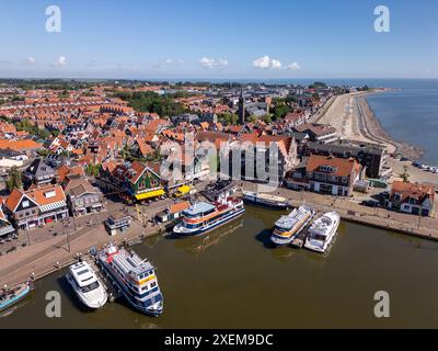 Foto aerea della città olandese di Volendam con un piccolo porto situato al Markermeer nei Paesi Bassi. Foto Stock
