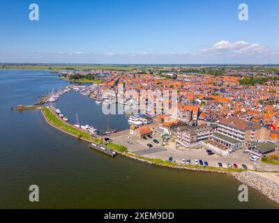 Foto aerea della città olandese di Volendam con un piccolo porto situato al Markermeer nei Paesi Bassi. Foto Stock
