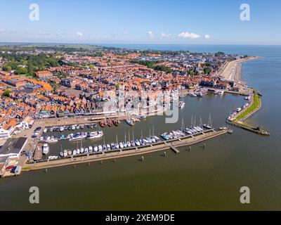 Foto aerea della città olandese di Volendam con un piccolo porto situato al Markermeer nei Paesi Bassi. Foto Stock