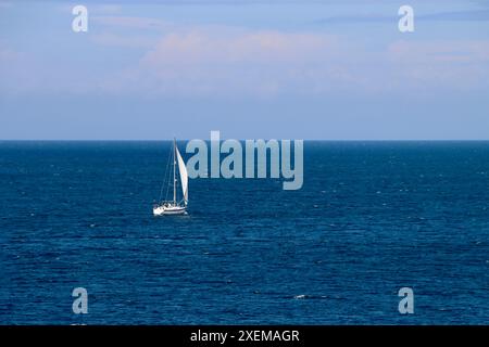 Piccola barca a vela solitaria in mare aperto a Kattegat, vicino alla costa occidentale svedese, giugno 2024 Foto Stock
