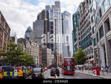 Londra, Regno Unito. 28 giugno 2024. Una vista di Bishopsgate nella City di Londra, il quartiere finanziario della capitale. Secondo quanto riferito, l’economia del Regno Unito ha registrato una crescita più rapida di quella inizialmente stimata all’inizio del 2024. Crediti: Vuk Valcic/Alamy Live News Foto Stock