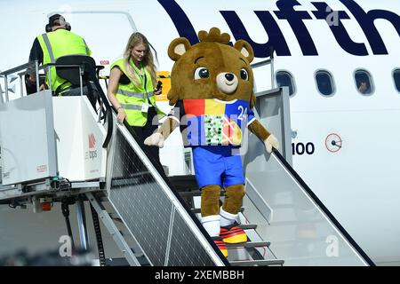 Dortmund, Germania. 28 giugno 2024. Dortmund Airport empfaengt deutsche Nationalmannschaft die deutsche Nationalmannschaft bei der Ankunft am Dortmund Airport. Maskottchen Albaert foto: Revierfoto crediti: ddp media GmbH/Alamy Live News Foto Stock