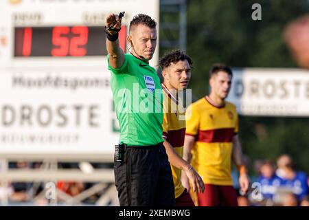 Deurningen, Paesi Bassi. 28 giugno 2024. DEURNINGEN, PAESI BASSI - GIUGNO 28: L'arbitro Allard Lindhout punta durante l'amichevole pre-stagione tra FC Twente e Motherwell FC allo Sportpark Hoge Vonder il 28 giugno 2024 a Deurningen, Paesi Bassi. (Foto di Broer van den Boom/Orange Pictures) credito: Orange Pics BV/Alamy Live News Foto Stock