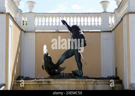 La statua di Poseidone nei giardini del palazzo Kadriorg, Tallinn, Estonia. Foto Stock