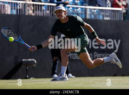 28 giugno 2024; Devonshire Park, Eastbourne, East Sussex, Inghilterra: Rothesay International Eastbourne, 5° giorno; Max Purcell (AUS) gioca prima contro Billy Harris (GBR) nella semifinale maschile Credit: Action Plus Sports Images/Alamy Live News Foto Stock