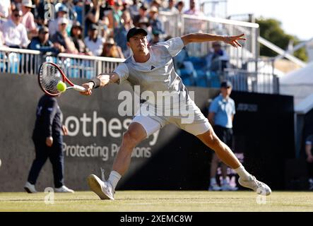 28 giugno 2024; Devonshire Park, Eastbourne, East Sussex, Inghilterra: Rothesay International Eastbourne, 5° giorno; Billy Harris (GBR) gioca in prima linea contro Max Purcell (AUS) nella semifinale maschile Credit: Action Plus Sports Images/Alamy Live News Foto Stock