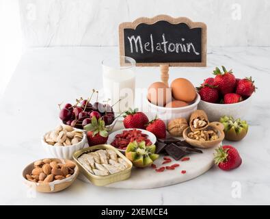 Una raccolta di alimenti ad alto contenuto di melatonina disposti su uno sfondo chiaro. Foto Stock