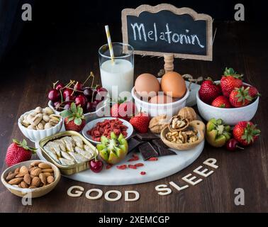 Un assortimento di cibi freschi che hanno un alto contenuto di melatonina per un buon sonno. Foto Stock