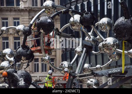 Londra, Regno Unito. 28 giugno 2024. I lavoratori installano "Infinite Accumulation" di Yayoi Kusama, una gigantesca scultura accanto alla stazione di Liverpool Street. Crediti: Vuk Valcic/Alamy Live News Foto Stock