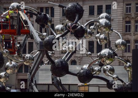 Londra, Regno Unito. 28 giugno 2024. I lavoratori installano "Infinite Accumulation" di Yayoi Kusama, una gigantesca scultura accanto alla stazione di Liverpool Street. Crediti: Vuk Valcic/Alamy Live News Foto Stock