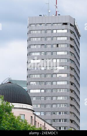 City, un alto e moderno edificio di appartamenti. Foto Stock