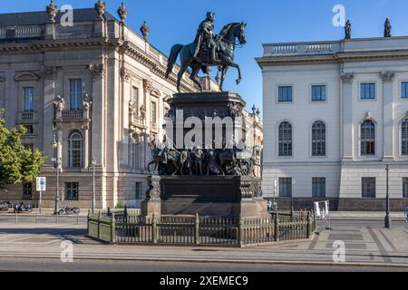 DAS Reiterstandbild Friedrich des Grossen auf der Prachtstrasse Unter den Linden a Berlino. 25.06.2024, Berlino, GER - Reiterstandbild Friedrich des Grossen, Unter den Linden, Berlino Berlino Deutschland, DEU Reiterstandbild Friedrich des Grossen *** la statua equestre di Federico il grande sul viale Unter den Linden a Berlino 25 06 2024, Berlino, GER statua equestre di Federico il grande, Unter den Linden, Berlino, Berlino Berlino Berlino Germania, DEU statua equestre di Federico il grande Foto Stock