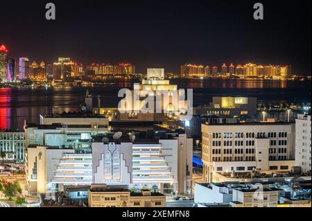 Skyline di Doha di notte, incluso il Museo di Arte Islamica di Doha, Qatar Foto Stock