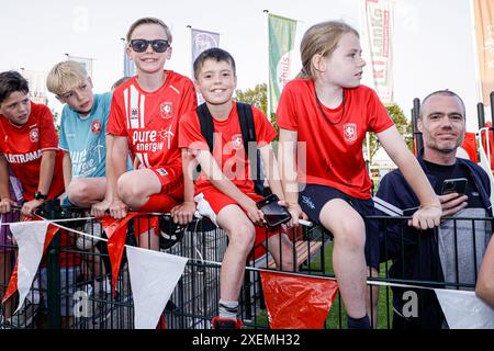 Deurningen, Paesi Bassi. 28 giugno 2024. DEURNINGEN, PAESI BASSI - GIUGNO 28: Tifosi del FC Twente durante l'amichevole pre-stagione tra FC Twente e Motherwell FC allo Sportpark Hoge Vonder il 28 giugno 2024 a Deurningen, Paesi Bassi. (Foto di Broer van den Boom/Orange Pictures) credito: Orange Pics BV/Alamy Live News Foto Stock