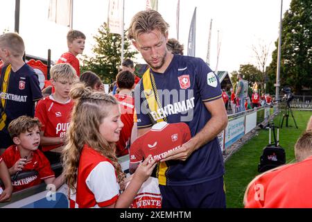 Deurningen, Paesi Bassi. 28 giugno 2024. DEURNINGEN, PAESI BASSI - GIUGNO 28: Michel Vlap del FC Twente in posa con i tifosi durante l'amichevole pre-stagione tra FC Twente e Motherwell FC allo Sportpark Hoge Vonder il 28 giugno 2024 a Deurningen, Paesi Bassi. (Foto di Broer van den Boom/Orange Pictures) credito: Orange Pics BV/Alamy Live News Foto Stock