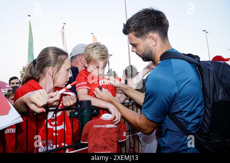 Deurningen, Paesi Bassi. 28 giugno 2024. DEURNINGEN, PAESI BASSI - GIUGNO 28: Robin Propper del FC Twente firma durante l'amichevole di pre-stagione tra FC Twente e Motherwell FC allo Sportpark Hoge Vonder il 28 giugno 2024 a Deurningen, Paesi Bassi. (Foto di Broer van den Boom/Orange Pictures) credito: Orange Pics BV/Alamy Live News Foto Stock