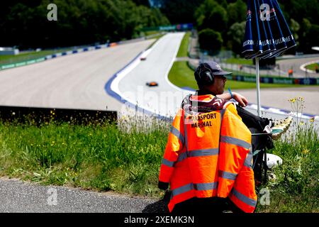 Spielberg, Autriche. 28 giugno 2024. marshall, commissaire de piste, maresciallo, marescialli, marescialli durante il Gran Premio d'Austria di Formula 1 Qatar Airways 2024, 11° round del Campionato del mondo di Formula 1 2024 dal 28 al 30 giugno 2024 sul Red Bull Ring, a Spielberg, Austria - foto DPPI Credit: DPPI Media/Alamy Live News Foto Stock