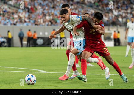 East Rotherford, Stati Uniti. 27 giugno 2024. Maximiliano Araujo (20) dell'Uruguay attacca durante la partita a gironi contro la Bolivia durante il torneo Copa America allo stadio MetLife di East Rutherford, New Jersey. Uruguay ha vinto 5-0 (foto di Lev Radin/Pacific Press) credito: Pacific Press Media Production Corp./Alamy Live News Foto Stock