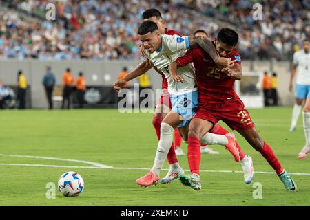 East Rotherford, Stati Uniti. 27 giugno 2024. Maximiliano Araujo (20) dell'Uruguay attacca durante la partita a gironi contro la Bolivia durante il torneo Copa America allo stadio MetLife di East Rutherford, New Jersey, il 27 giugno 2024. L'Uruguay ha vinto 5 a 0. (Foto di Lev Radin/Sipa USA) credito: SIPA USA/Alamy Live News Foto Stock