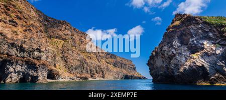 Vista costiera della formazione rocciosa di fraglione lungo le aspre scogliere al largo della costa dell'isola di Pantelleria nel Mar Mediterraneo Foto Stock