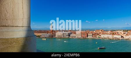 Splendida vista della città di Venezia con il Campanile di San Marco, Piazza San Marco e Palazzo Ducale, vista dal campanile di San Giorgio maggiore... Foto Stock