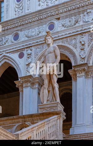 Dettagli della Scala dei Giganti nel cortile del Palazzo Ducale in Piazza San Marco a Venezia; Venezia, Italia Foto Stock