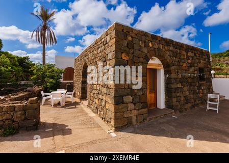 Vista ravvicinata dell'architettura Dammuso, tipica struttura in pietra sull'isola di Pantelleria; isola di Pantelleria, Trapani, Sicilia, Italia Foto Stock