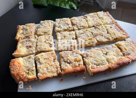 pane dolce fatto in casa appena sfornato con rabarbaro e sbriciolature sul tavolo Foto Stock