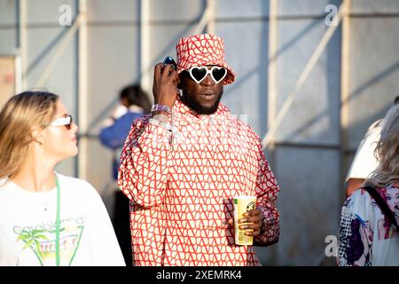 Glastonbury, Regno Unito. Giorno 3, 28 giugno 2024. Stormzy guarda D-Block Europe sull'altro palco del Glastonbury Festival, Worthy Farm nel Somerset. Data foto: Venerdì 28 giugno 2024. Il credito fotografico dovrebbe essere: David Jensen / Alamy Live News Foto Stock