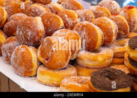 Pasticceria con palle di Berlino ripiene con panna o marmellata di frutta in vendita sul mercato alimentare Foto Stock