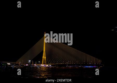 Vista notturna del ponte Rama VIII che attraversa il fiume Chao Phraya a Bangkok; Bangkok, Thailandia Foto Stock