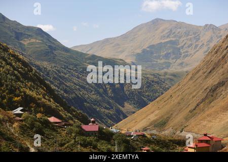 Case in una valle tra le montagne del Kazbegi National Park; Georgia Foto Stock