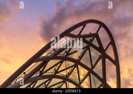 Il Bridge of Peace è un ponte pedonale a forma di arco, una costruzione in acciaio e vetro sul fiume Kura, che collega il Rike Park con la città vecchia di Cent Foto Stock