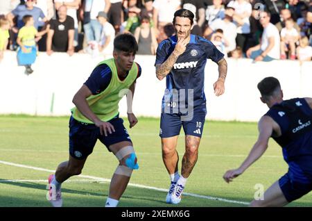 Croazia, Spalato, 280624. La sessione di allenamento di Hajduk con il nuovo allenatore Gennaro Gattus sul campo ausiliario di Poljud è aperta al pubblico. Nella foto: Gennaro Gattuso con giocatori Hajduk. Foto: Jakov Prkic / CROPIX Hrvatska Copyright: XxJakovxPrkicx hajduk trening20-280624 Foto Stock