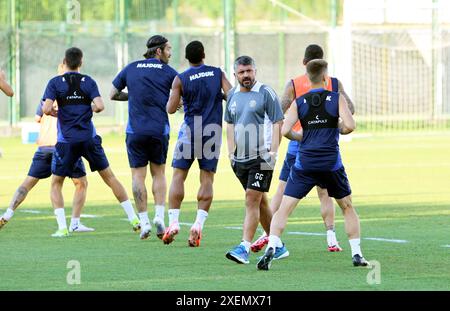 Croazia, Spalato, 280624. La sessione di allenamento di Hajduk con il nuovo allenatore Gennaro Gattus sul campo ausiliario di Poljud è aperta al pubblico. Nella foto: Gennaro Gattuso con giocatori Hajduk. Foto: Jakov Prkic / CROPIX Hrvatska Copyright: XxJakovxPrkicx hajduk trening1-280624 Foto Stock