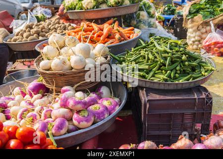 Rainawari, Srinagar, Jammu e Kashmir, India. Verdure fresche in un mercato. Foto Stock