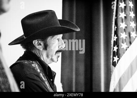 Candidato gubernatioriale in Texas, Kinky Friedman (indipendente) campagne presso la Southwest Texas State University a San Marcos e ottiene un piccolo aiuto dall'ex governatore del Minnesota, Jesse Ventura. Foto Stock