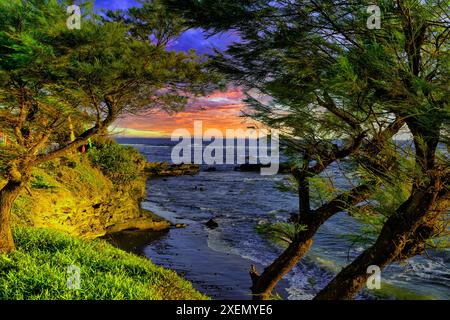 Tramonto sulla spiaggia di Cemagi, Bali, Indonesia Foto Stock